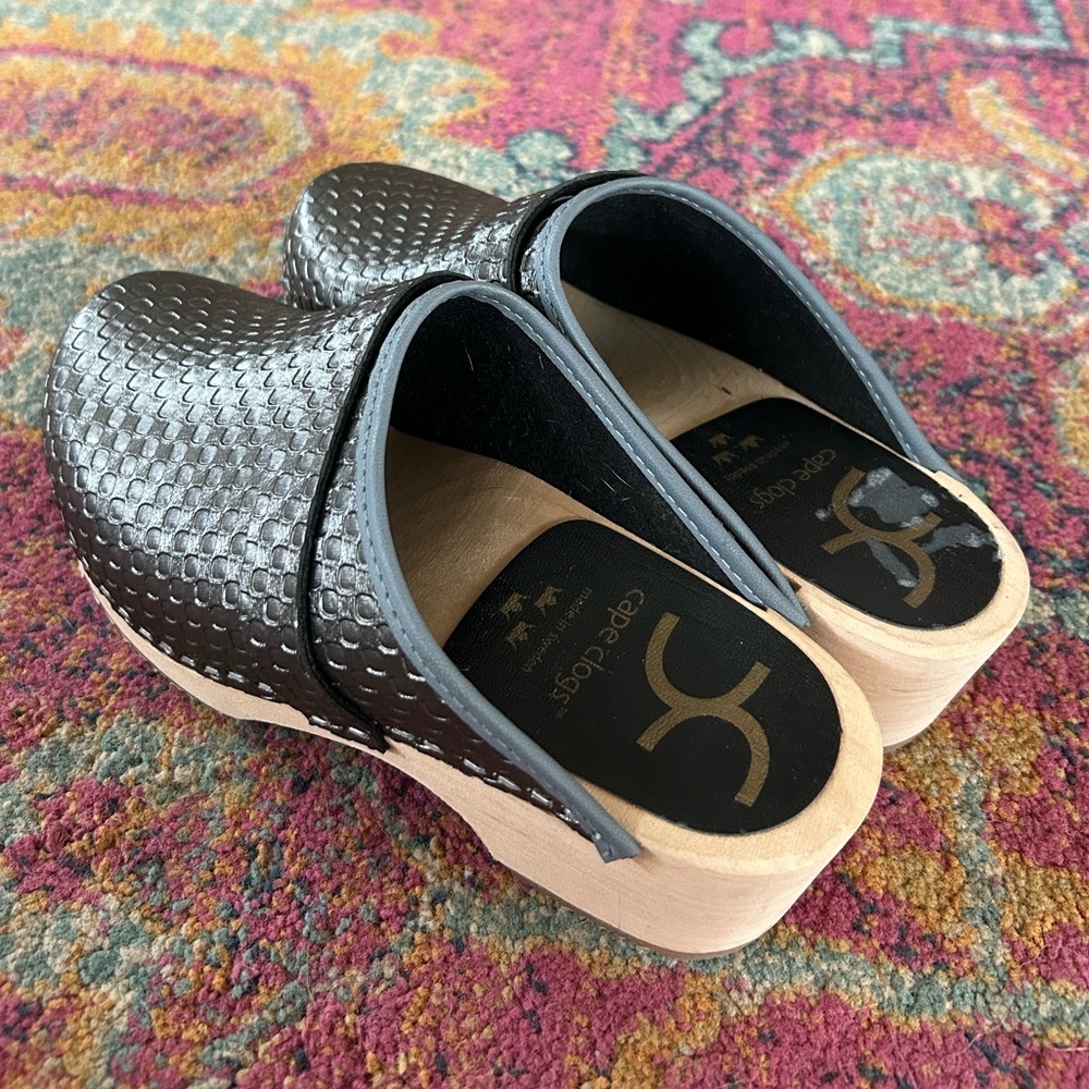 Cape Clogs | Women’s Dark Silver Metallic Textured Sip On Wooden Heel Clogs Sz 7 - Picture 7 of 13